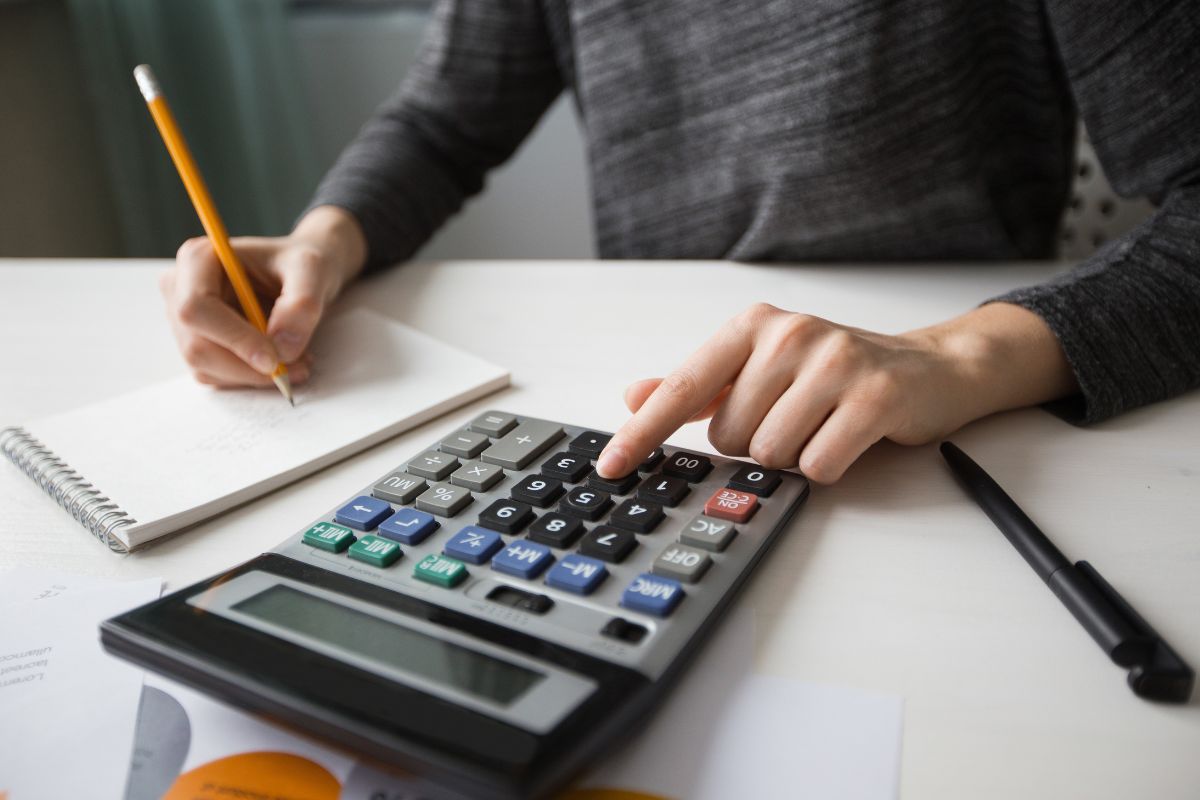 A Malaysian business owner analysing sales for her business