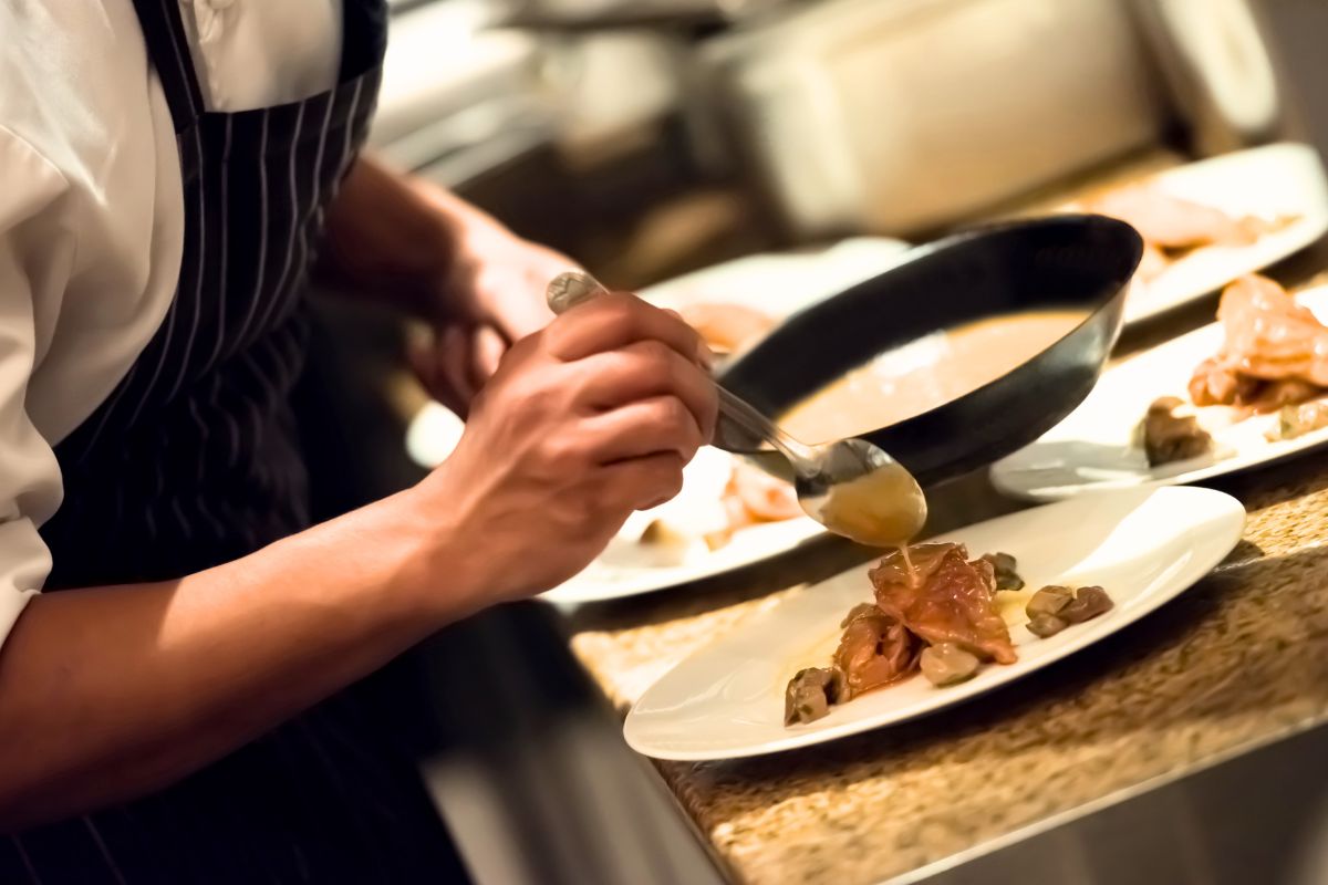 A F&B staff plating food