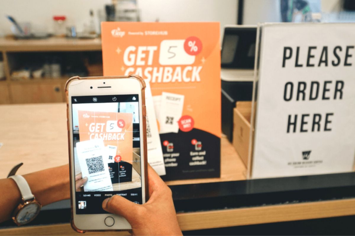 Scanning a QR Code through your phone to enjoy Cashback