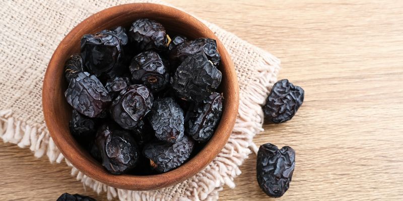 A bowl of dates (kurma)