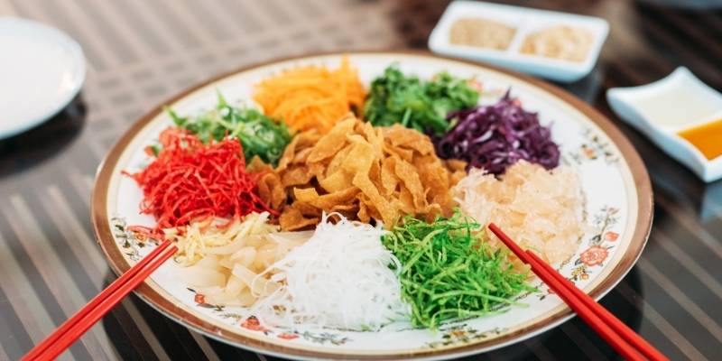 A plate of yee sang