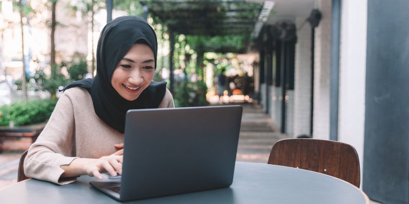 A woman working on her laptop