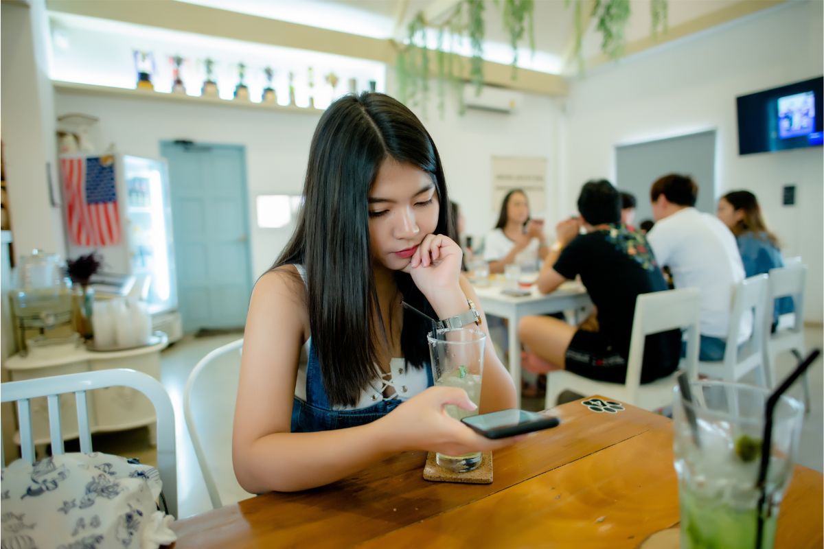 A restaurant customer waits for her delayed meal because of staff and manpower shortages