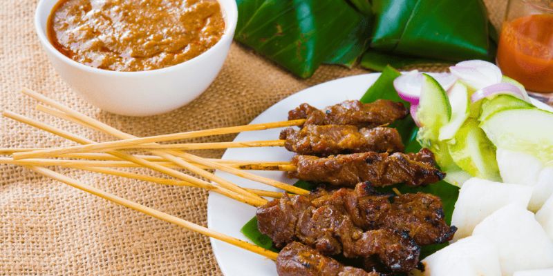 sepinggan sate Malaysia yang lazat dengan kuah kacang