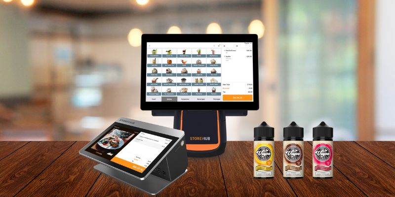 Ekosistem POS all-in-one StoreHub dan tiga perisa vape di atas meja.