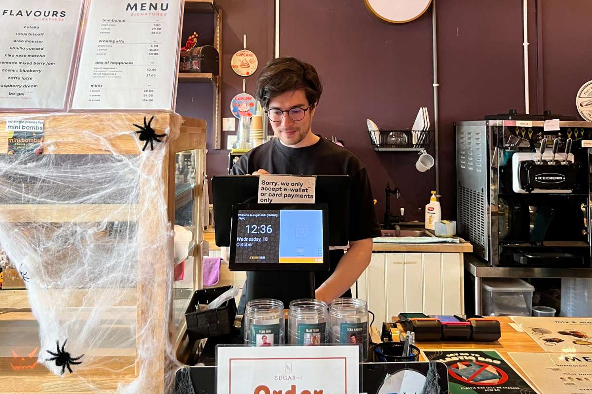 Pemilik kafe Malaysia menggunakan StoreHub POS.