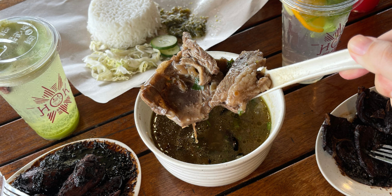 Hidangan menu restoran House of Kambing seperti sup kambing dan kambing bakar