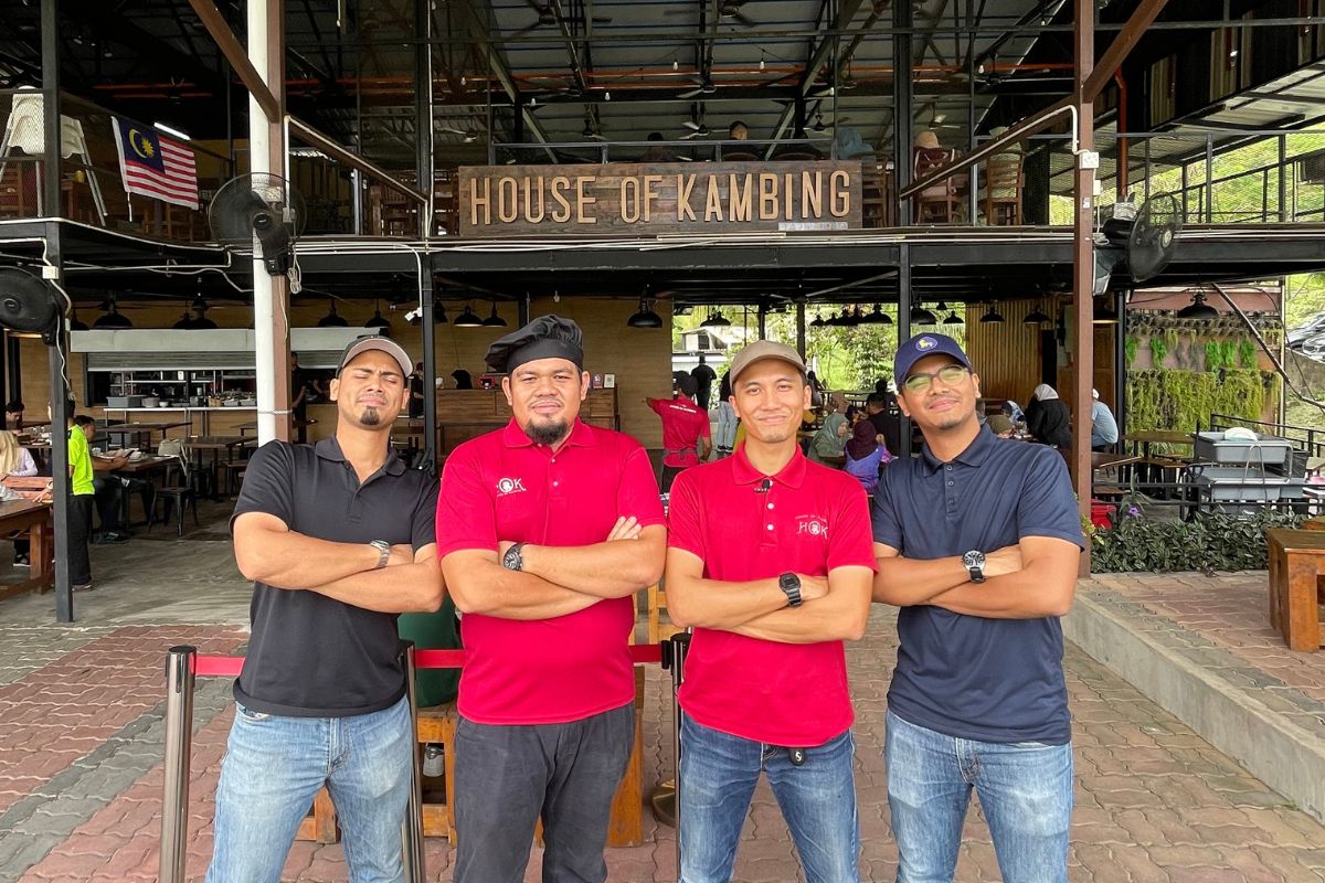 Pemilik bisnes F&B, chef dan pengurus restoran House of Kambing dihadapan kedai makan viral mereka di MAEPS Serdang