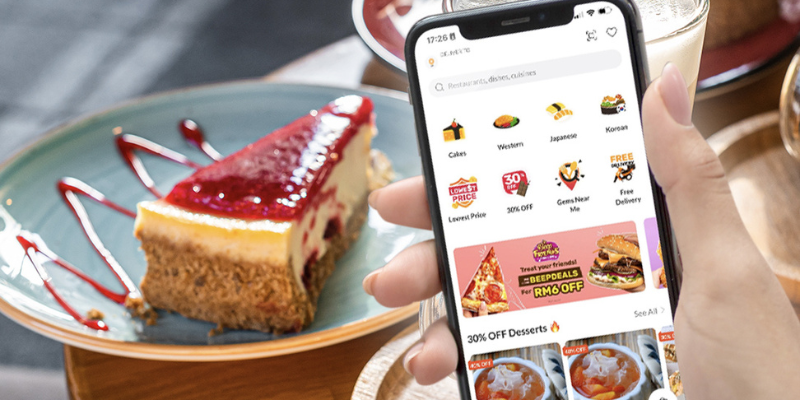 Melayari menu dan membuat pesanan makanan menggunakan telefon.