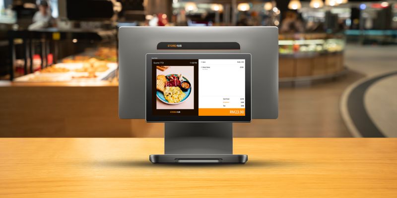 Sistem POS StoreHub di atas kaunter restoran
