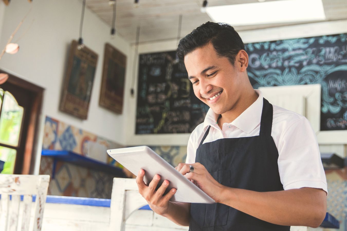 Pemilik bisnes F&B dengan tablet