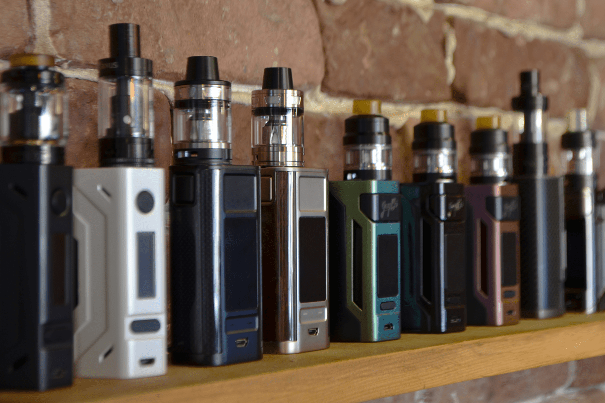 Pelbagai vape tersusun di atas rak.