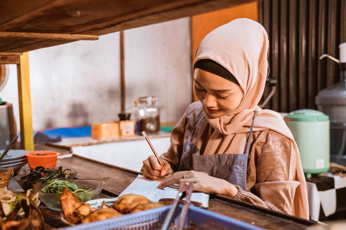 Seorang pemilik perniagaan sedang menguruskan perniagaan F&Bnya.