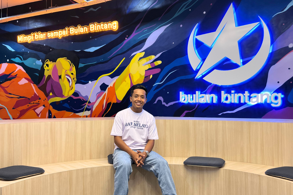 Azzim Zahid atau lebih dikenali sebagai Meri, owner Bulan Bintang berada di HQ Bulan Bintang yang terletak di Bangi Central.