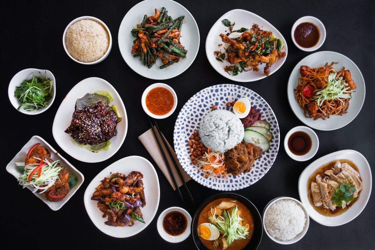 Suasana makan bersama di restoran Malaysia