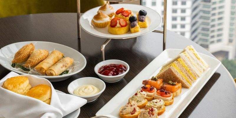 High tea bergaya tempatan dengan karipap, roti gulung dan sajian Malaysia lain