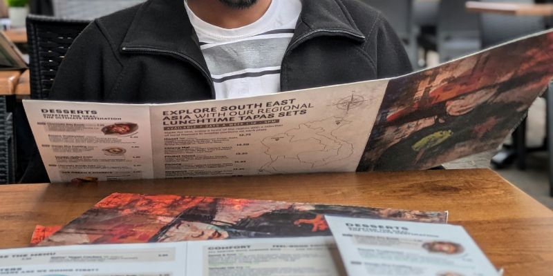 Pelanggan membaca menu