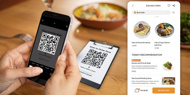 Seorang pelanggan sedang imbas kod QR untuk membuat pesanan makanan