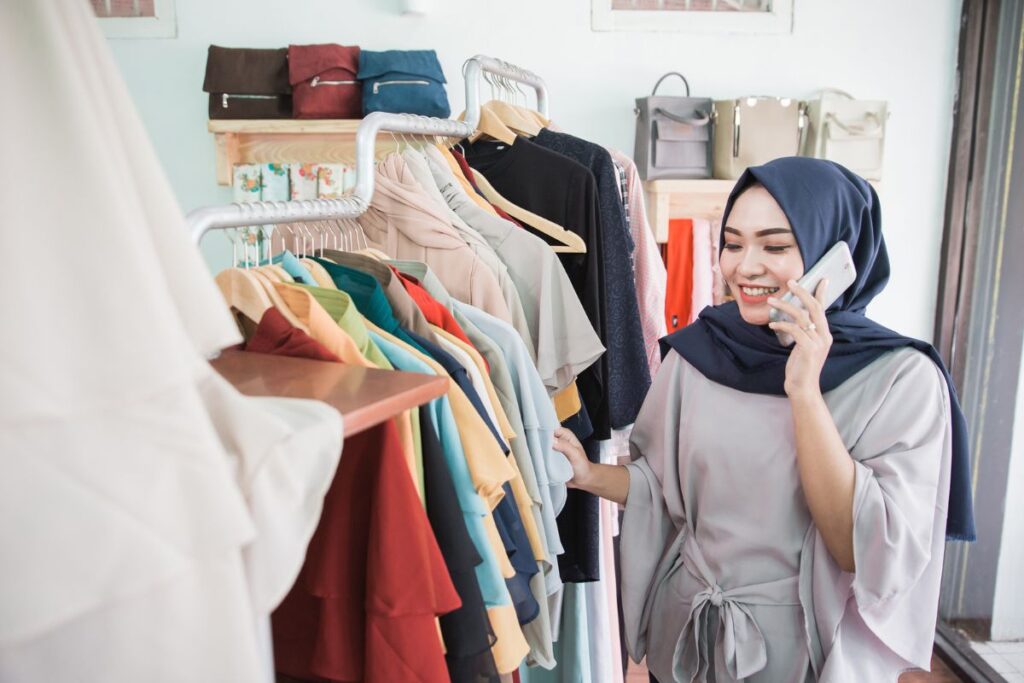 Seorang pembeli runcit di Malaysia sedang melihat-lihat pakaian