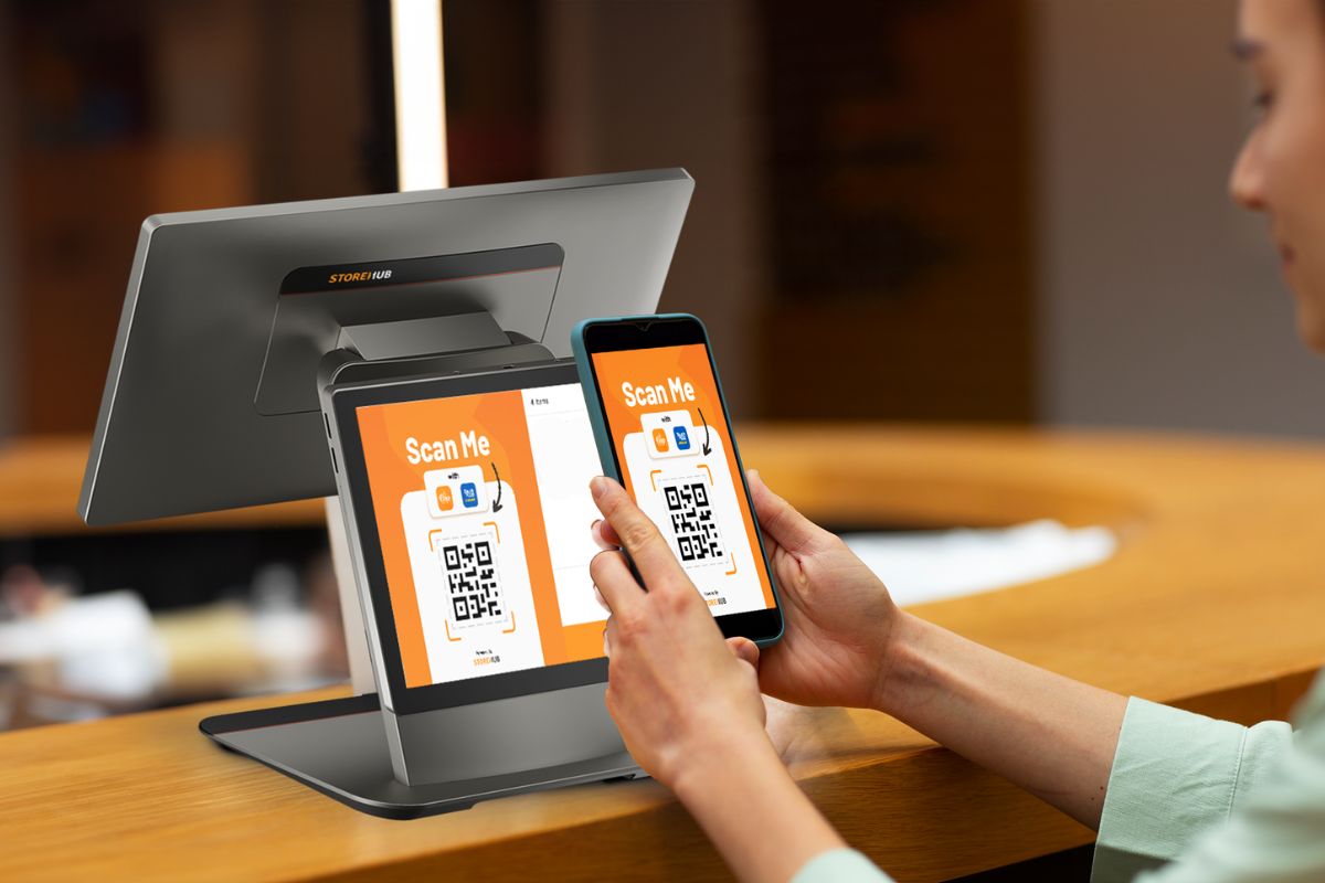 Pelanggan sedang menebus ganjaran melalui sistem POS StoreHub
