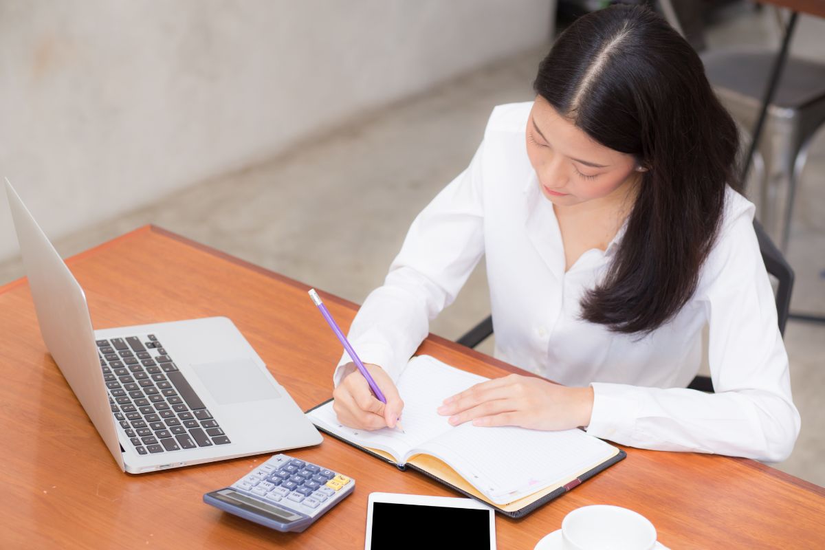 A Filipino business owner writing a business plan