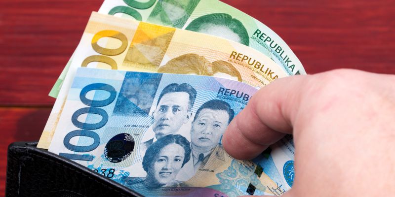 A Filipino business owner paying with cash