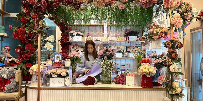 Jem Tinsay arranging flowers