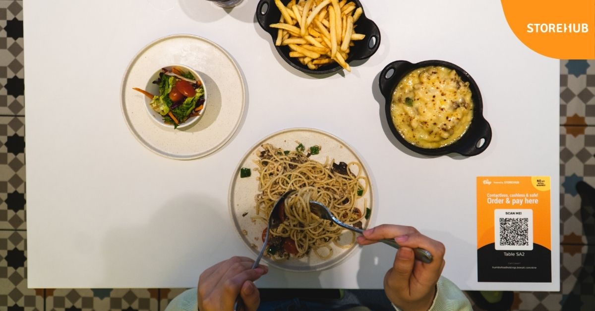 A customer having food with Beep QR order on the table